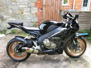 So this is how the bike looked the day I bought it .
The Akra has now gone and so has that hugger and loads of other stuff done .
More pics when I take them .........