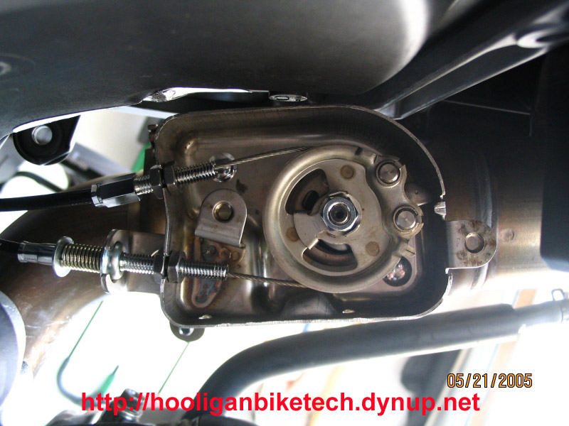 RR5 where is the servo for the exhaust flap cable? | 1000RR - The